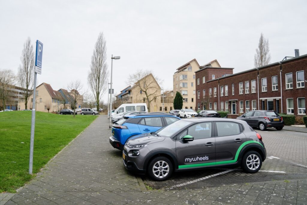 Foto van deel-auto in woonwijk