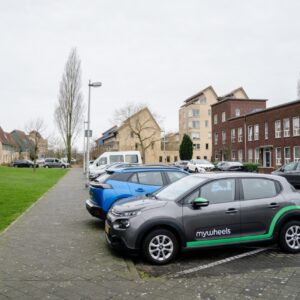 Foto van deel-auto in woonwijk
