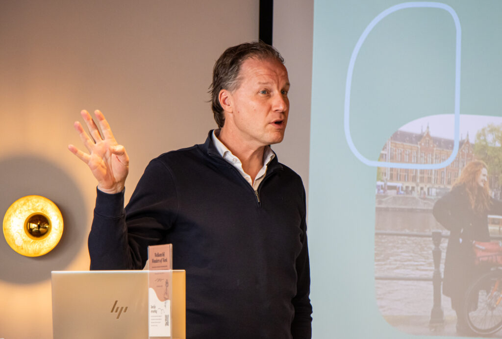 Mark van Kerkhof licht het traject impactvolle marktordening deelmobiliteit toe aan programmapartners van N!D.