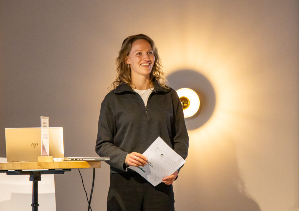 Onderzoeker presenteert de resultaten van de enquête duurzame mobiliteit bij woningcorporaties tijdens de N!D partnerbijeenkomst.