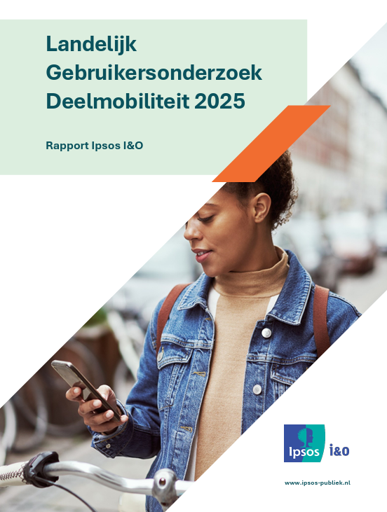 Omslag van het rapport Landelijk Gebruikersonderzoek Deelmobiliteit 2025 van Ipsos I&O, met een vrouw die op haar smartphone kijkt naast een fiets in een stedelijke omgeving.