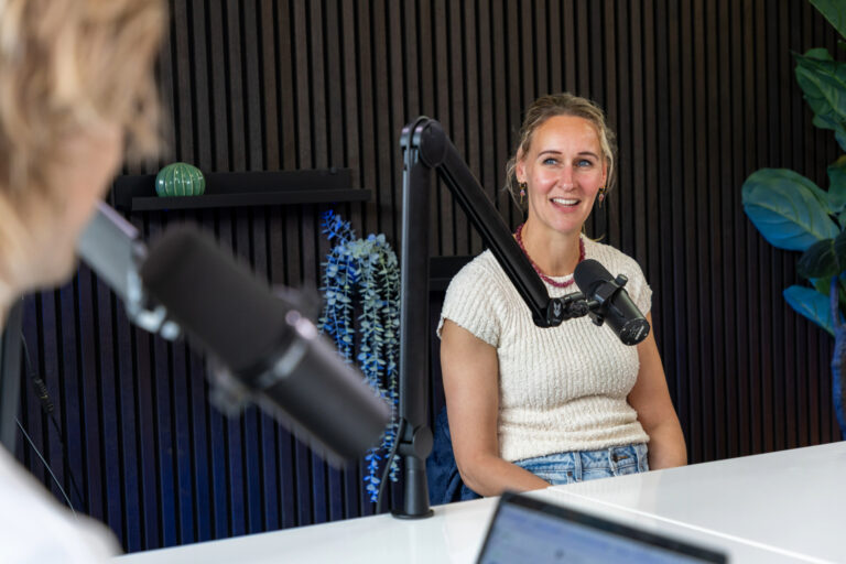 Podcastopname over deelmobiliteit waarbij een gast in gesprek is met de presentator in een professionele podcaststudio.