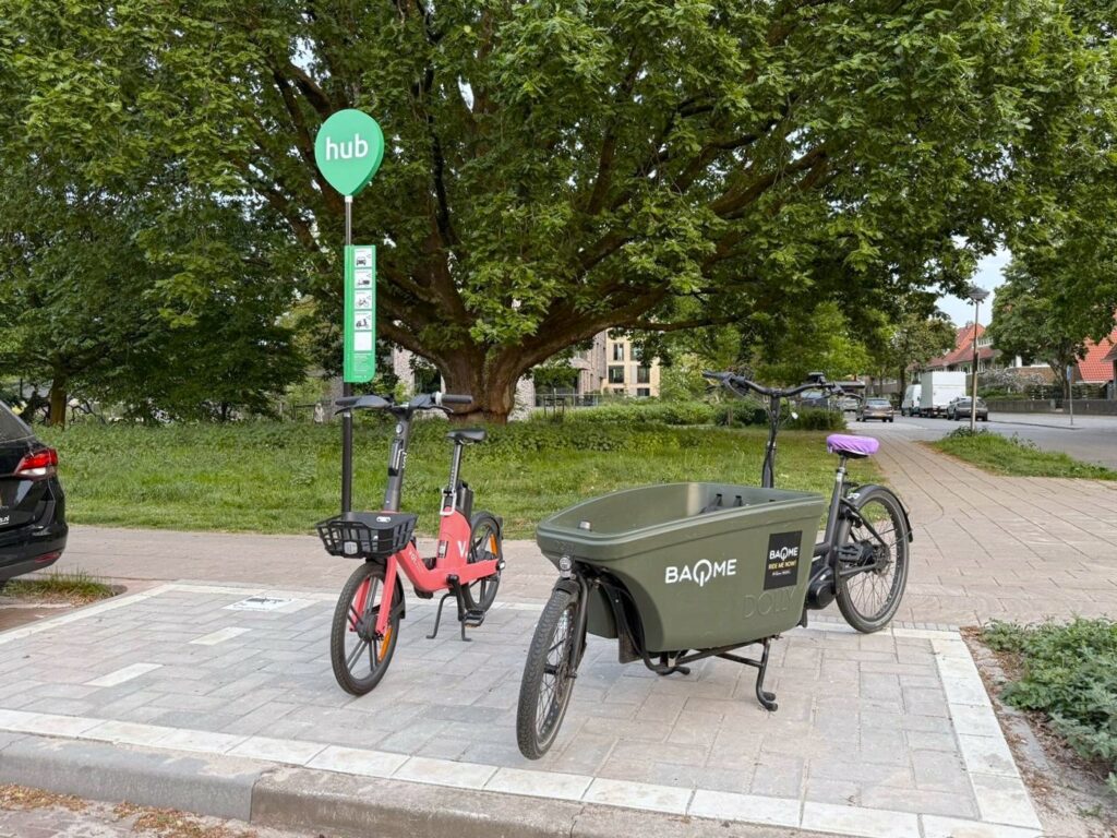 Mobiliteitshub in Amersfoort met een elektrische deelfiets en deelbakfiets op een gereserveerde plek langs de straat.
