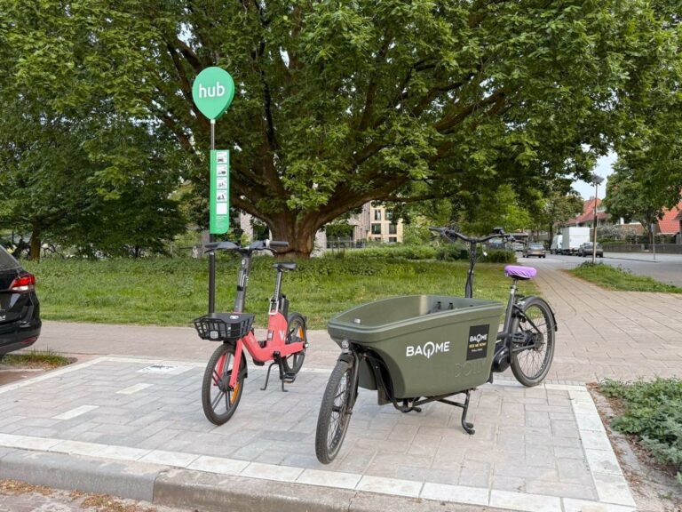 Mobiliteitshub in Amersfoort met een elektrische deelfiets en deelbakfiets op een gereserveerde plek langs de straat.